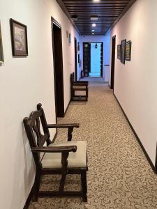 博德鲁姆丁奇膳食公寓的走廊设有两张摇椅,走廊设有