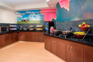 阿什兰阿什兰费尔菲尔德客栈套房酒店的一间大厨房,厨房配有木制橱柜和水果台
