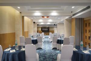 浦那科昆酒店的一间会议室,配有桌椅和屏幕