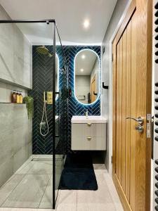 坎特伯雷Charming 3-Bed House with 1 Parking space的带淋浴、水槽和镜子的浴室