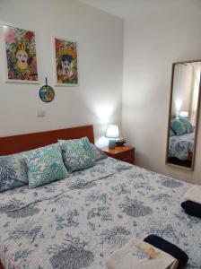 希拉Playa Bonita Relax House的一间卧室配有一张床和镜子