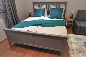 科布伦茨Mill Valley Appart的一张带蓝色枕头的大床和一张沙发