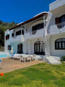 伊斯基亚Villa Marecoco的一座带庭院和游泳池的大型白色房屋