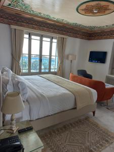 西迪·布·赛义德La Menara Hotel & SPA的一间卧室设有一张大床和大窗户