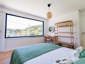 派瓦堡Costa D'Ouro的卧室设有大窗户和一张床