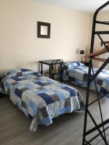 萨路特德沃克吕兹西尼奥雷酒店的一间卧室配有两张床和一张双层床。