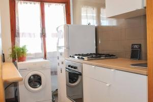 Castelnuovo di VeronaGarda residence Gardaland的厨房配有冰箱和洗衣机。