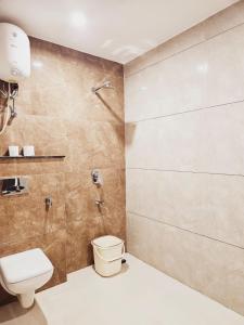 古尔冈Amahi Inn - Sector 48的一间带卫生间和淋浴的浴室