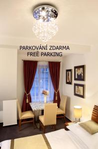 捷克克鲁姆洛夫CK膳食公寓的一间带桌椅和吊灯的用餐室