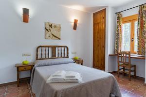 耶斯特Complejo Rural Rio Tus的一间卧室配有一张床,上面有两条毛巾