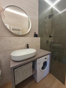 扎达尔伊凡酒店的一间带水槽和洗衣机的浴室