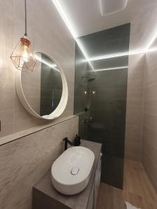 扎达尔伊凡酒店的一间带卫生间和镜子的浴室