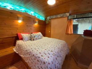 ‘EzuzZimmerbus的小木屋内一间卧室,配有一张床
