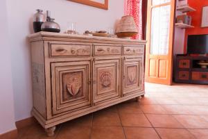 利帕里Il Pesce e il Geco的一间铺有瓷砖地板的客房内的大型木制橱柜