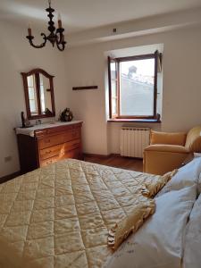 VerniCasa Vittoria的一间卧室设有一张大床、一个梳妆台和窗户。