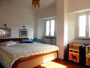 Coreglia Ligure@gatetothewild的一间卧室设有一张床和两个窗户。