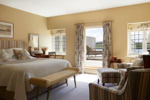 圣莫斯Hotel Tresanton的一间卧室设有一张床和一个大窗户