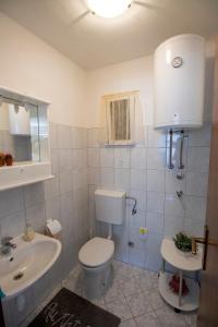 PodšpiljeHouse Podaspilje Omis的浴室配有白色卫生间和盥洗盆。