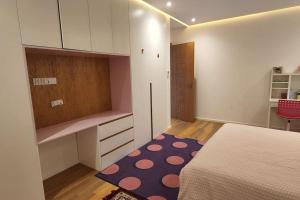 马拉喀什Villa moderne avenue M6的一间卧室配有一张床和波尔卡圆地毯。
