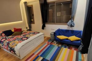马拉喀什Villa moderne avenue M6的一间卧室配有一张床和一张蓝色椅子