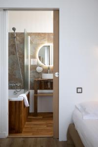 拉波勒Hôtel Le Saint Pierre, La Baule-Escoublac的一间卧室设有带淋浴和盥洗盆的浴室