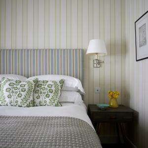 圣莫斯Hotel Tresanton的一间卧室配有一张床和一张带台灯的桌子