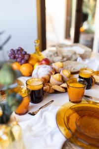 贡多马尔Pedra Moura Casa Rural的一张桌子上放着一大堆面包和水果