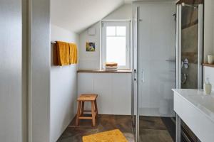 奥芬堡Biopension Satya的带淋浴和盥洗盆的浴室