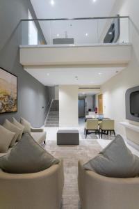 艾恩Alberni Jabal Hafeet Hotel Al Ain的带沙发和楼梯的客厅