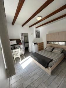 滨海福斯Beach House的一间卧室配有一张大床和一张桌子