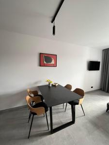 莱斯科Apartament w Dolinie Sanu的一间用餐室,配有黑色的桌子和椅子