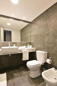蒙得维的亚Exclusivo apartamento en Punta Carretas con Garaje的一间带卫生间、水槽和镜子的浴室