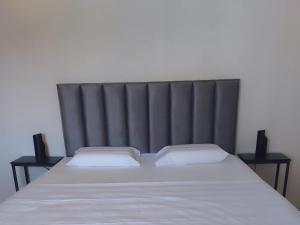 锡尔巴岛Kuća za odmor Silba的一张带黑色床头板的床和两个枕头