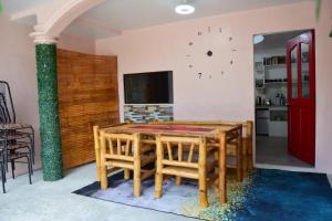 ValenciaA's Place - Your Private Resort!的一间带桌椅和时钟的用餐室