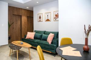雅典Caravin Wanderhome的客厅配有绿色沙发和桌子