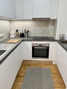 布拉格CITY CENTRUM CHARMING apartment的厨房配有白色橱柜和微波炉