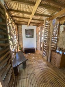 公主港Uncle Jo's Beach Cabin Balay Asiano的一间带长凳和木地板的客房