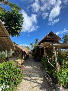 公主港Uncle Jo's Beach Cabin Balay Asiano的花卉和植物的小屋