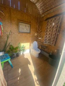 公主港Balay Asiano Cabin的浴室设有卫生间和植物