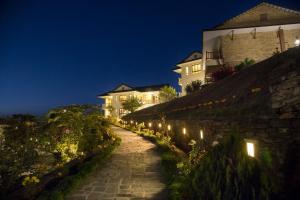 博卡拉鲁巴果德度假酒店的夜间用灯光打造的石墙