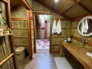 蓬塔杜欧鲁MOZBEVOK Coconut View Resort的一间带镜子的大型木制客房的浴室
