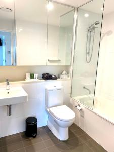 达尔文Serenity Harbour Views at Darwin Waterfront的浴室配有卫生间、盥洗盆和淋浴。