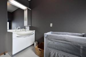 胜山市3月リニューアル 天然木曽ひのきのお風呂がある貸切民泊 志ろきや的浴室配有盥洗盆和浴缸。
