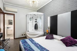 罗马瑞雷斯德伊帕皮酒店的一间卧室配有一张床和一个吊灯