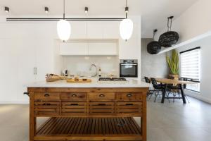 特拉维夫AirTLV - Bazel Central Apartment With Balcony的中间设有木制岛屿的厨房