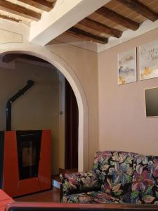 SassiCasetta della chiocciola的带沙发和天花板的客厅