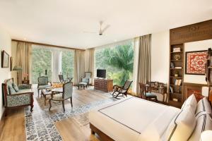 瑞诗凯诗Raga on the Ganges的客厅配有家具和大窗户。