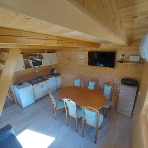 采尔克诺Brunarica Jeršin的小屋内的厨房配有桌椅