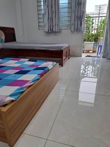 胡志明市Homestay 37 AD的卧室配有1张床,铺有瓷砖地板。