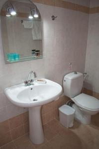 扎哈罗Phyllida Guest House - A2的浴室配有白色水槽和卫生间。